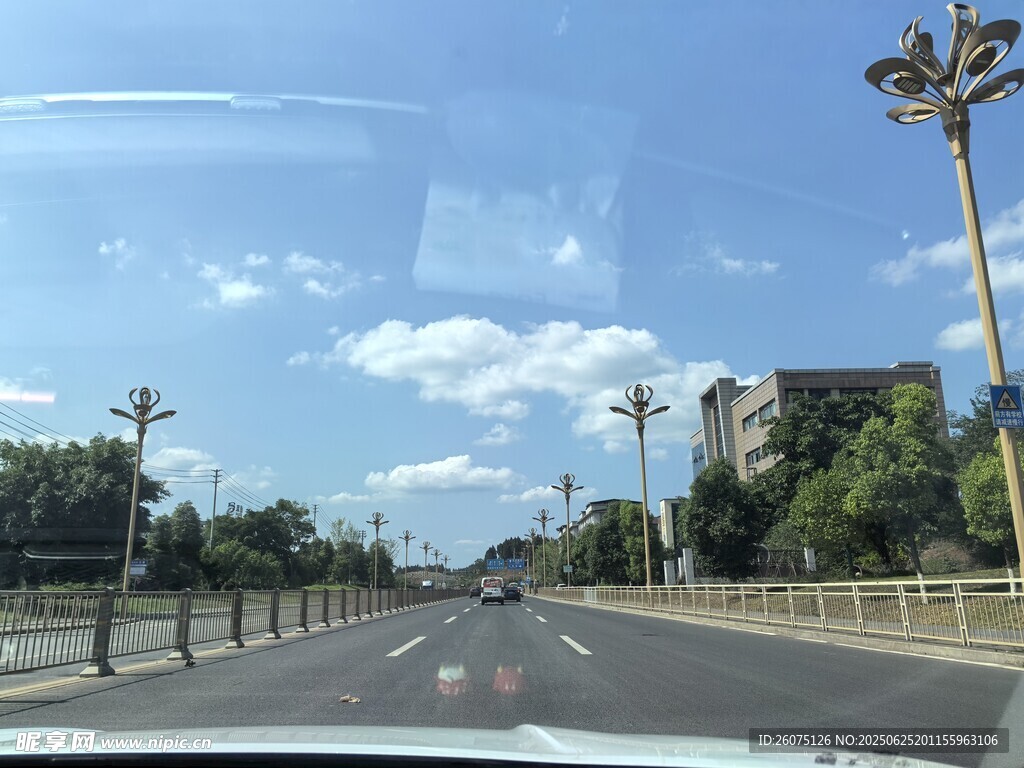 公路行车视角的开阔风景