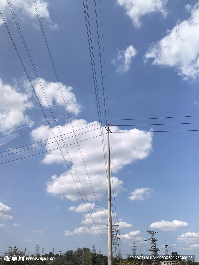 蓝天白云下的电线杆景象