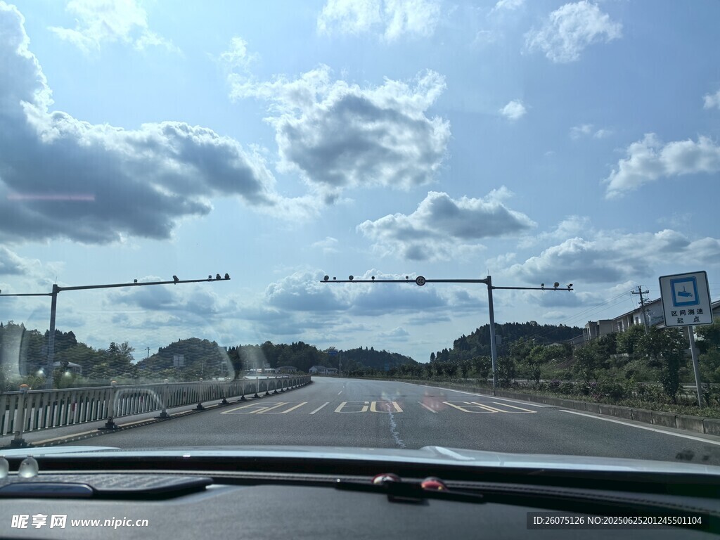 车内视角的道路风景