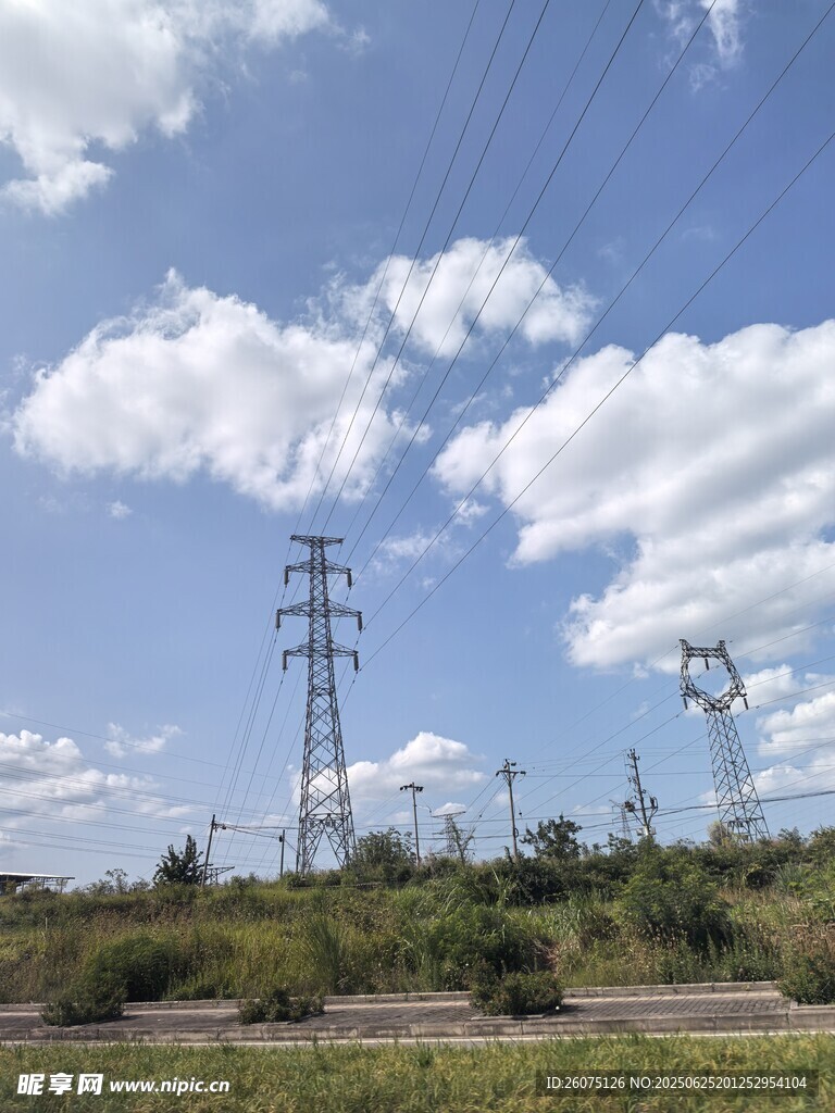 田野中的高压输电塔