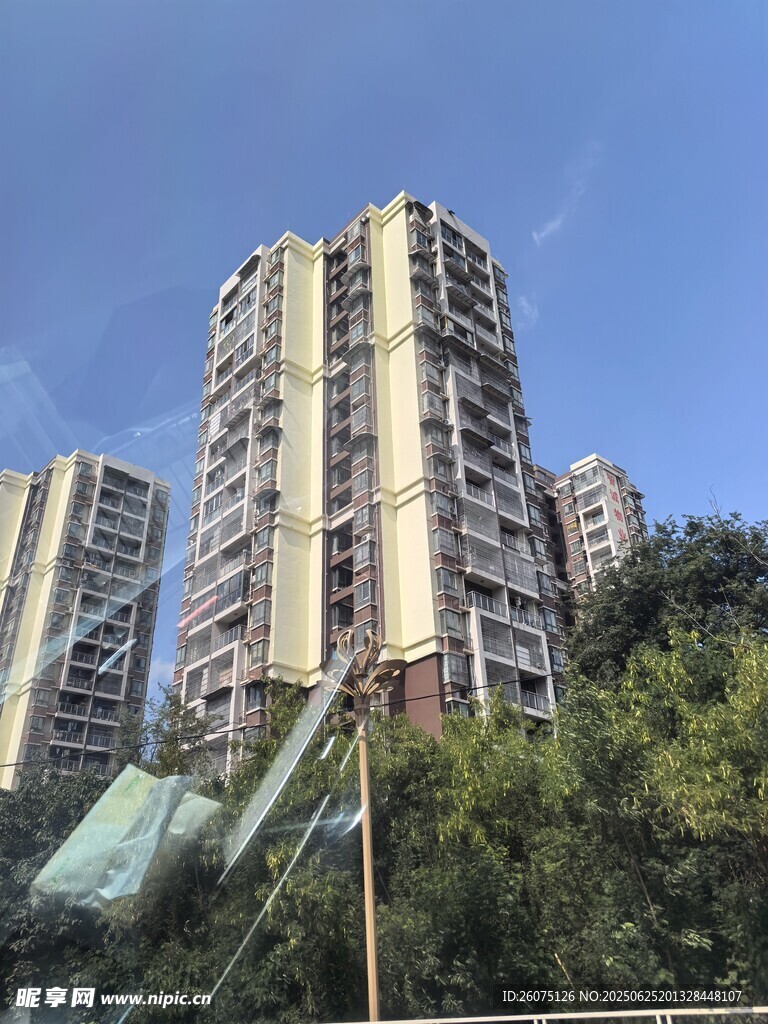 城市高层住宅与绿植景观