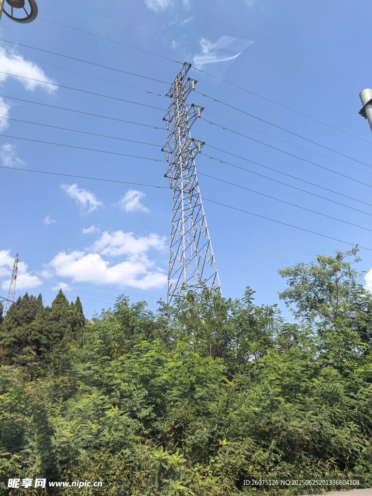 户外高耸的输电铁塔