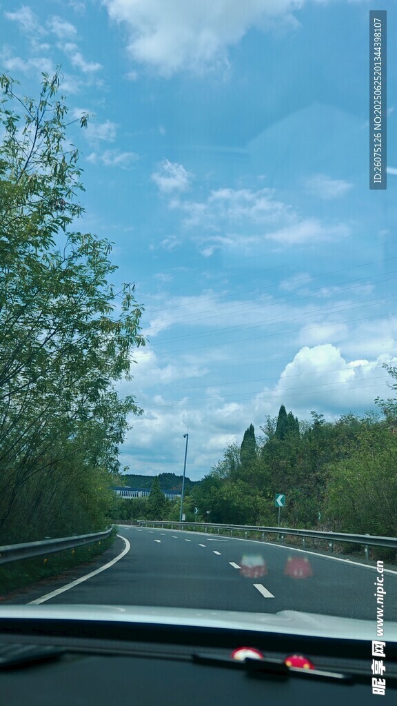 车内视角的公路风景