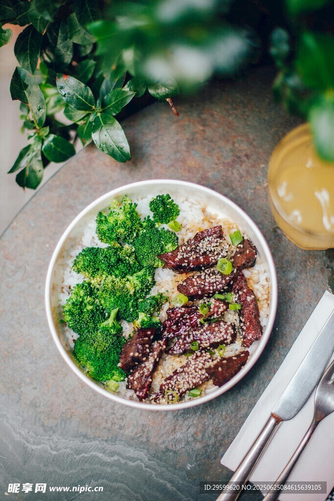 美味牛肉蔬菜拌面