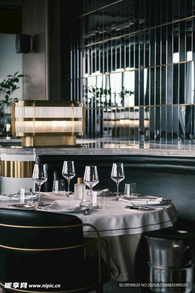 现代奢华餐厅用餐场景