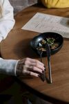 手伸向桌上餐具
