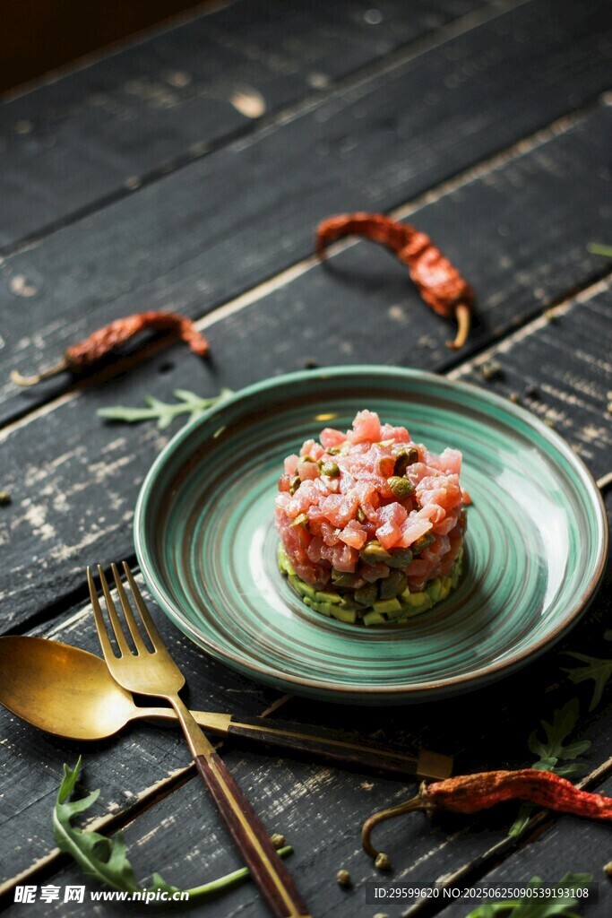 绿色盘中美味虾肉料理