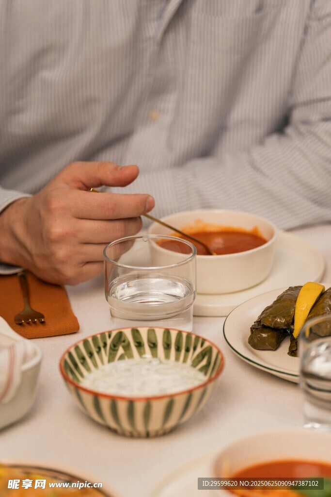享受丰盛多样的美味餐食