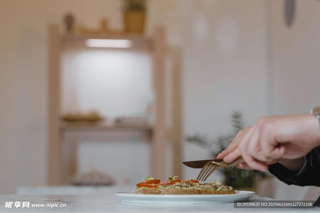 手用刀叉享用盘中美食