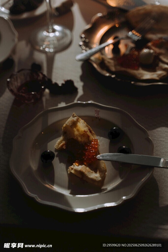 精致餐盘上的美味佳肴