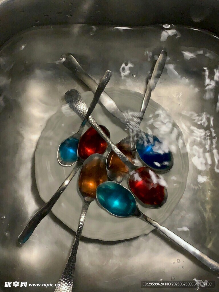 金属架上多彩玻璃球摆件