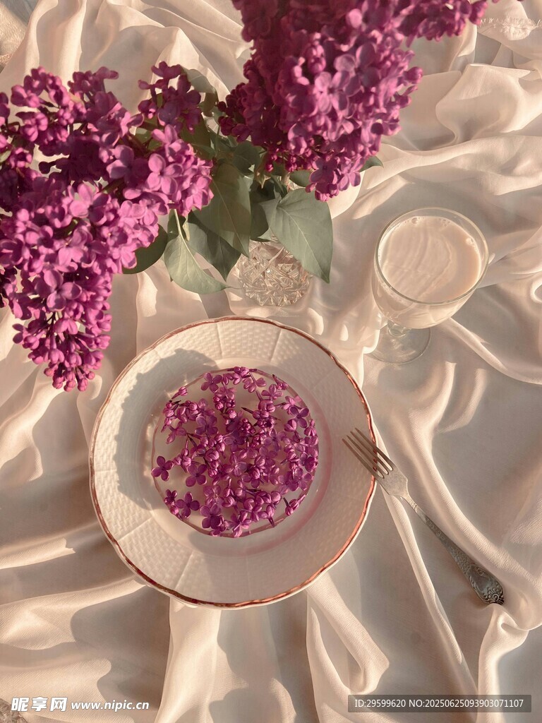 紫色花卉与精致茶杯