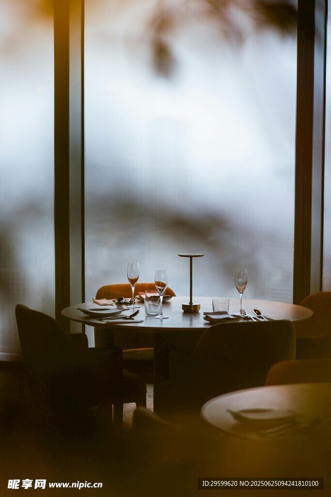 温馨雅致的餐厅用餐场景