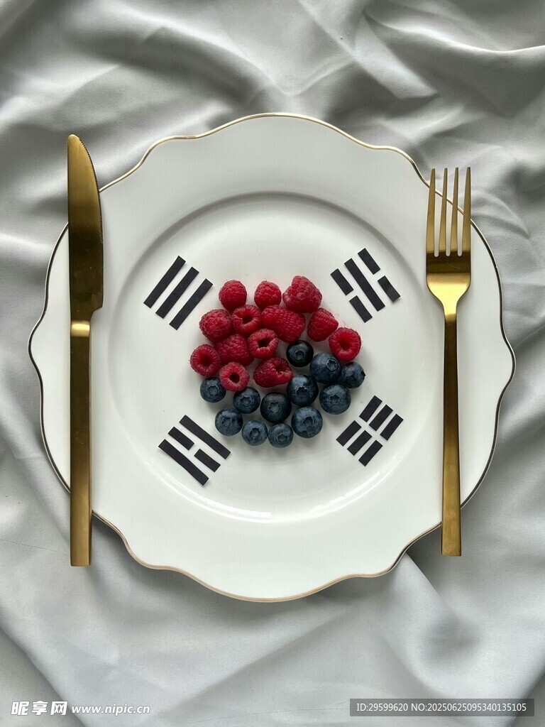 精致摆盘的莓果美食