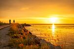 夕阳下的海边漫步