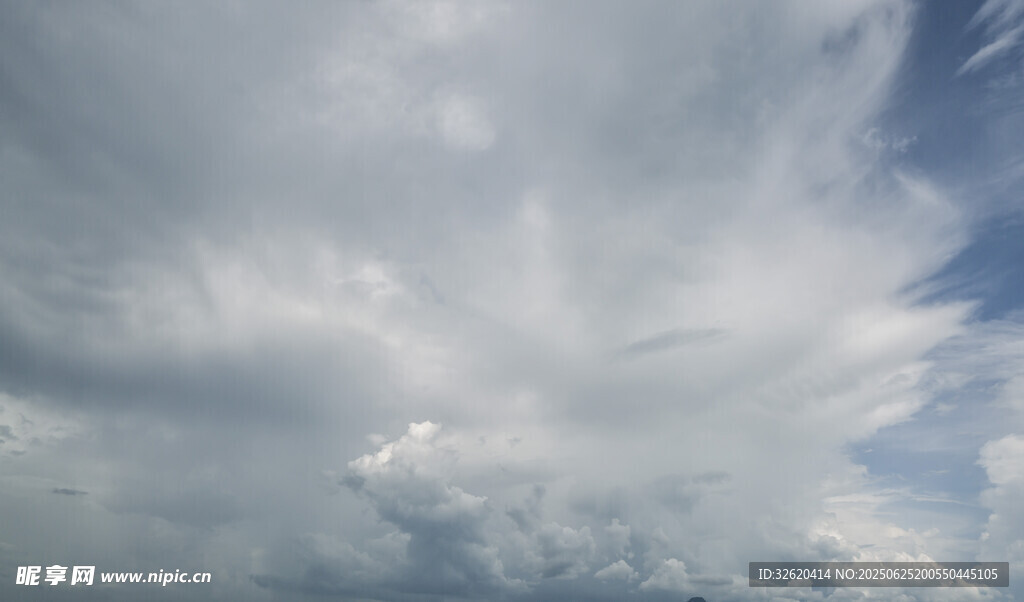 天空中厚重云层与蓝天