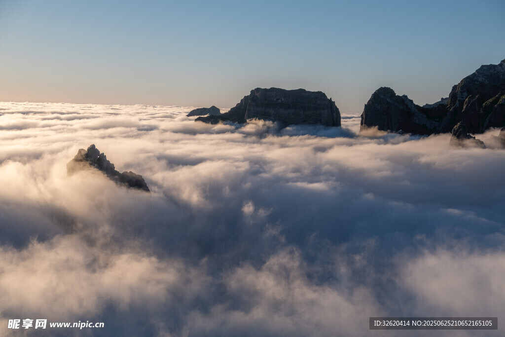 云海中的山峦美景
