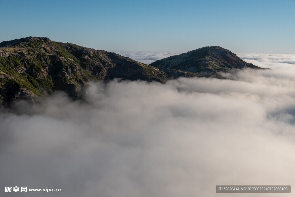 云海中的山峦美景