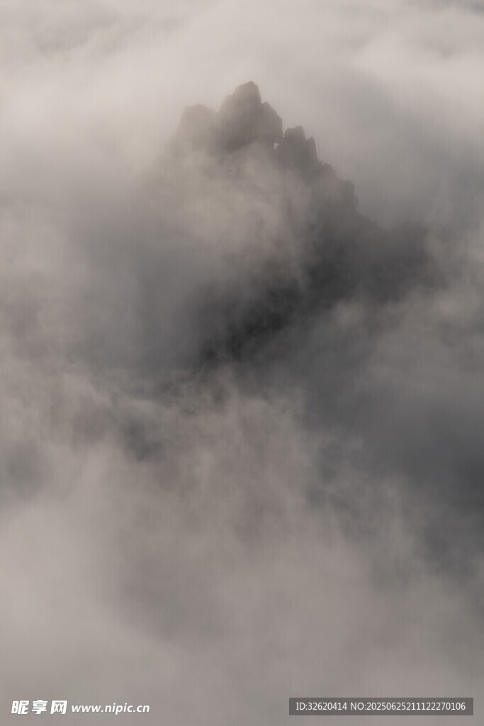 云雾缭绕中的神秘山峰