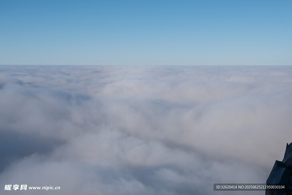 高空俯瞰云海壮丽景观