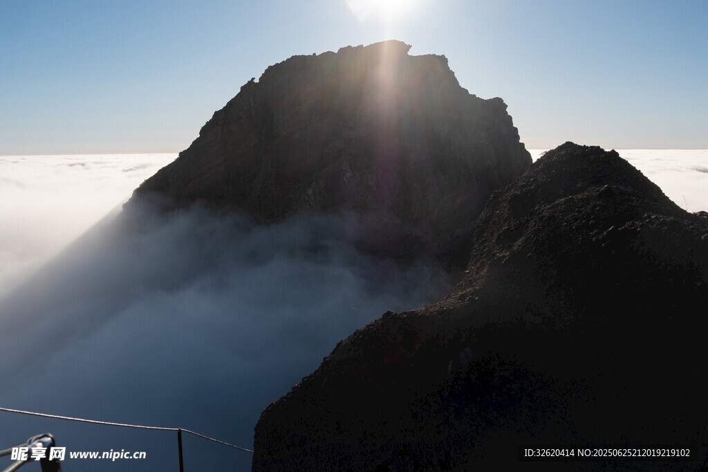 云雾缭绕中的巍峨山峰
