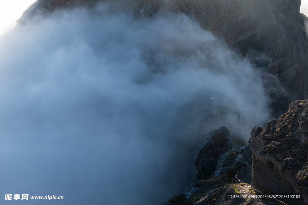 云雾缭绕的巍峨山峰