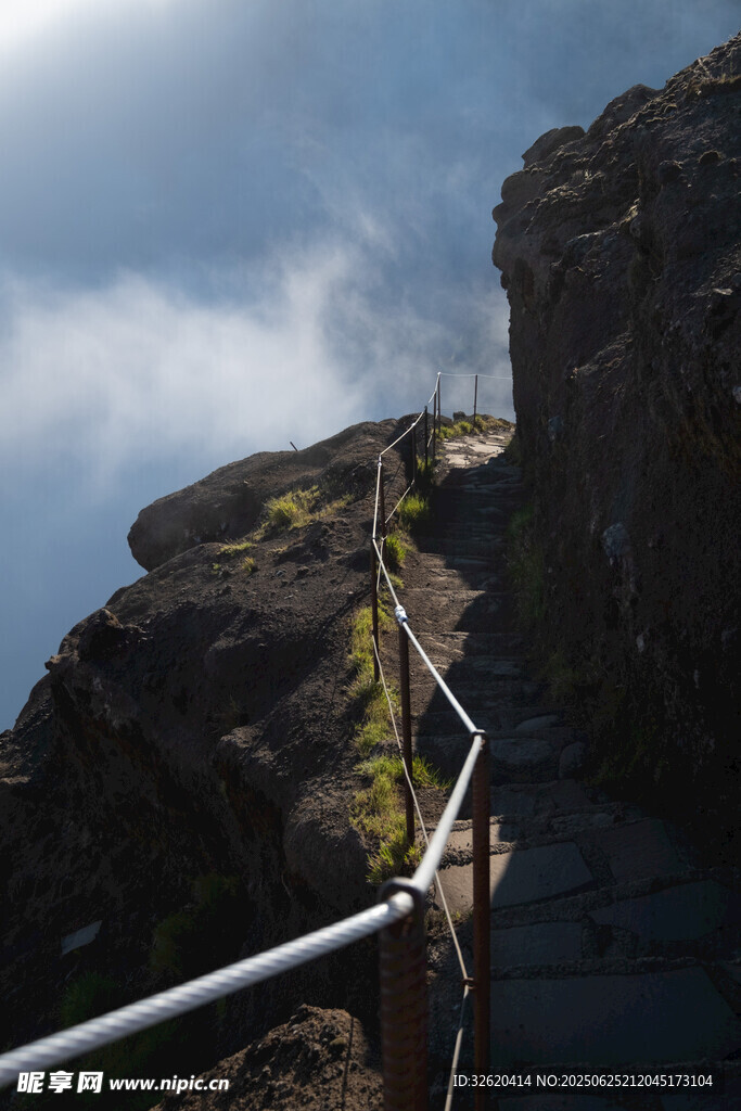 山间险峻栈道风景