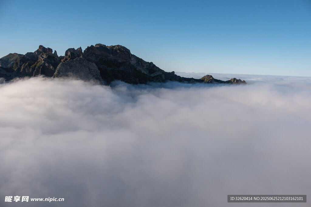 云海中的巍峨山峰