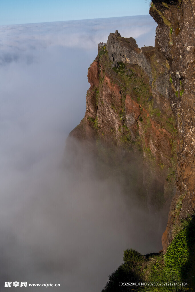 云雾缭绕的险峻山峰