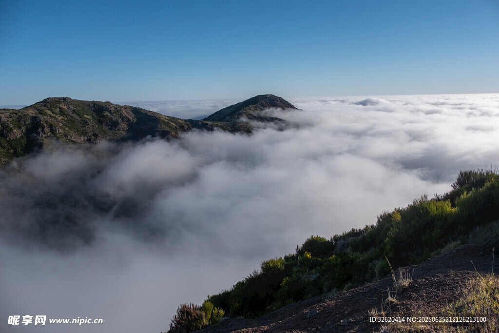 云海环绕的山峦美景