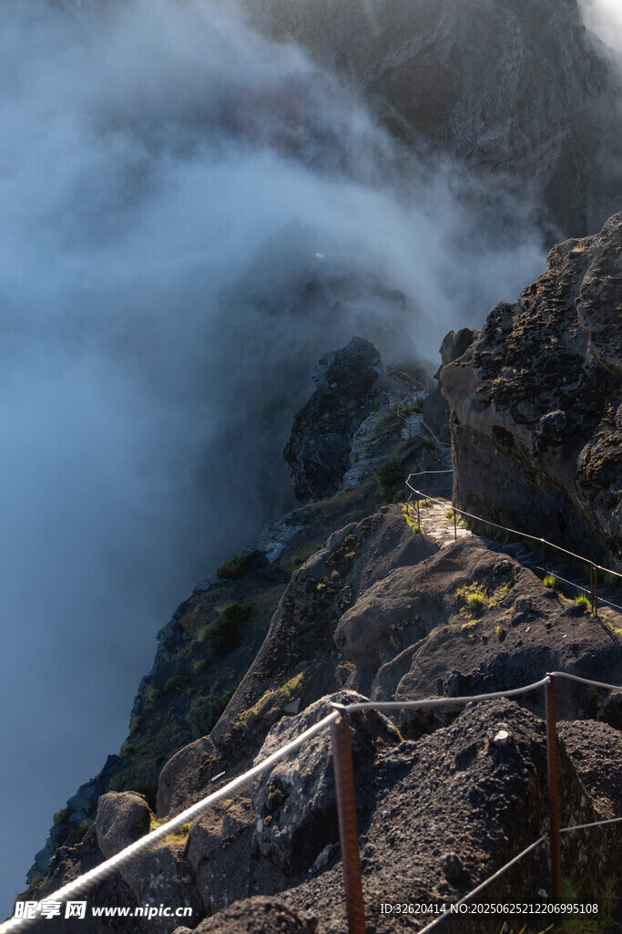 云雾缭绕的险峻山间景致