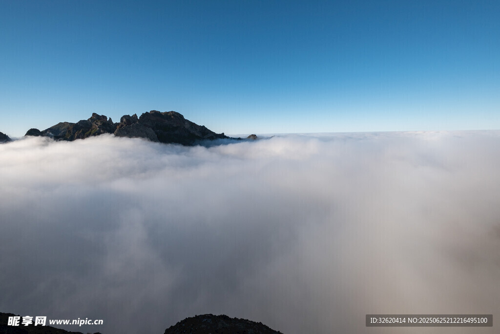 云海之上的壮丽山景