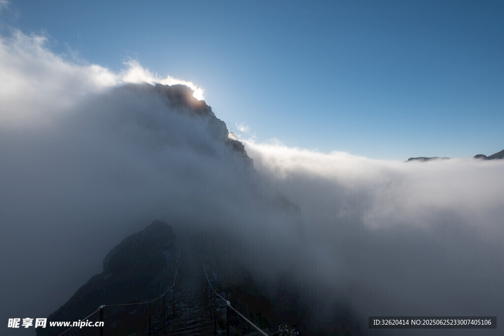 云雾缭绕的巍峨山峰