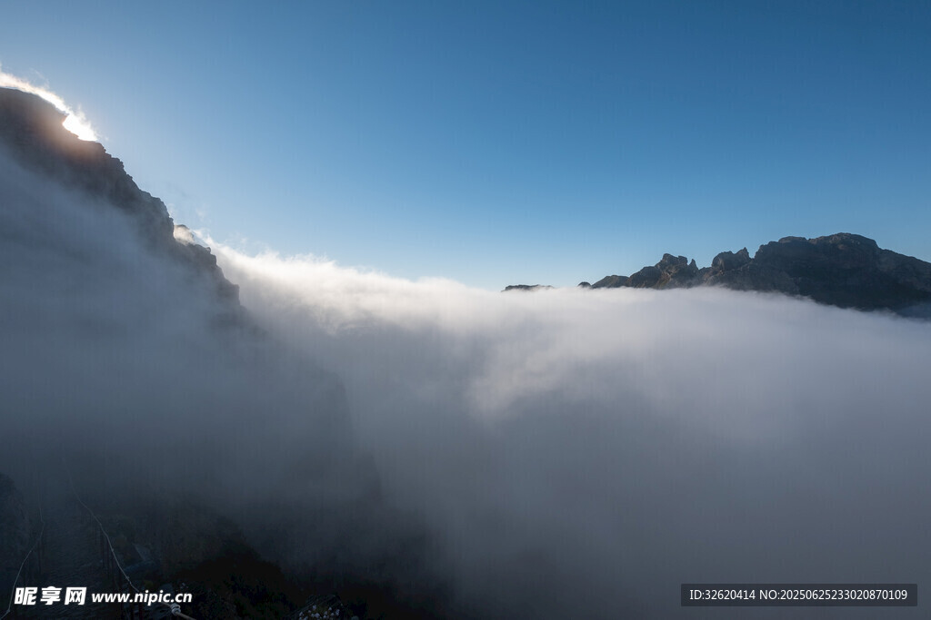 山间云海壮丽景观