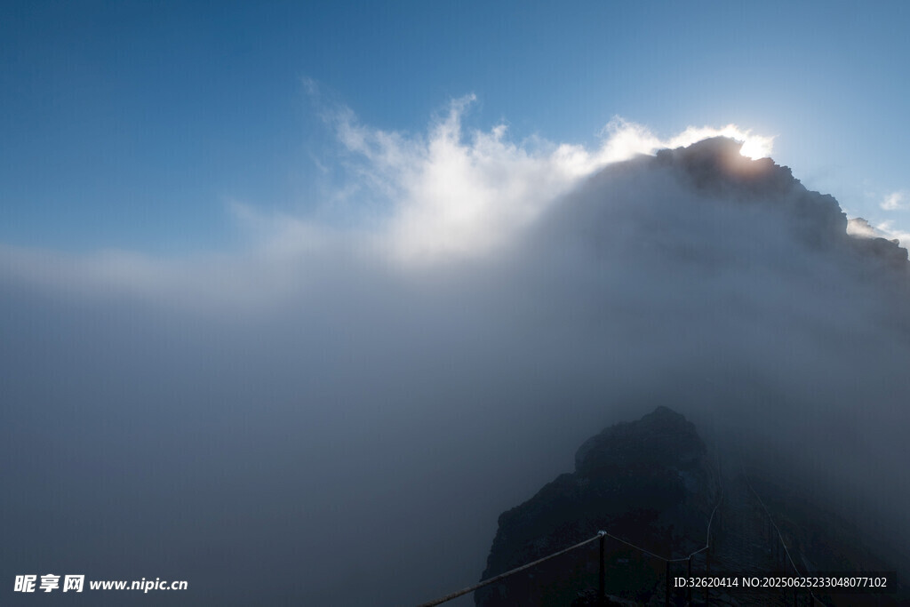 云雾缭绕的巍峨山峰