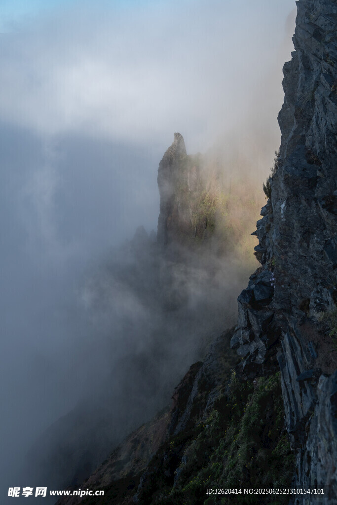 云雾缭绕中的险峻山峰