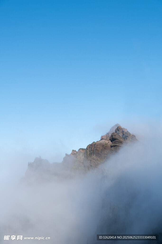 云雾缭绕的山巅美景
