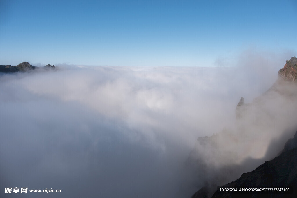 云海翻涌于山间壮丽景观