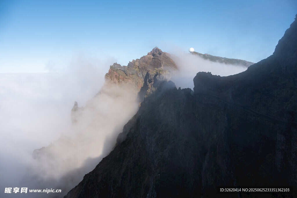 云雾缭绕的巍峨山峰