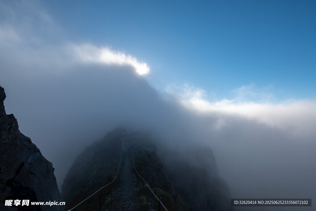 云雾缭绕的巍峨山峰