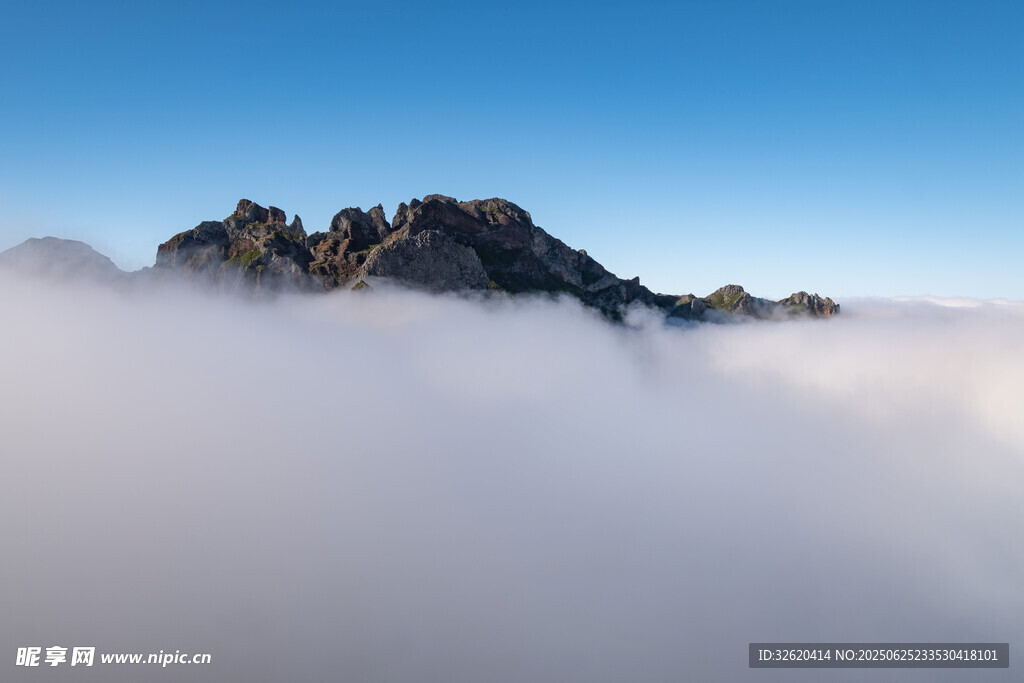 云雾缭绕中的巍峨山峰