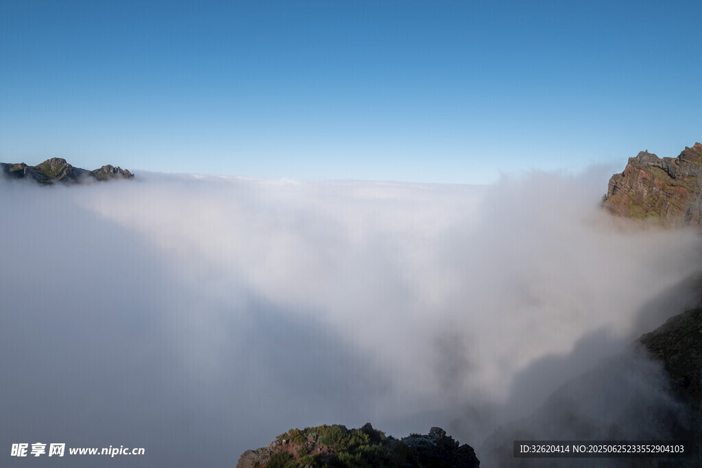 云海中的山巅美景