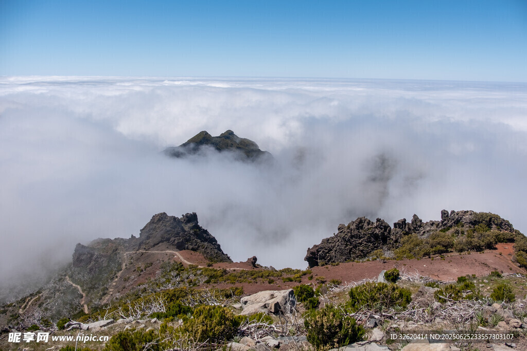 云海中的山峦美景