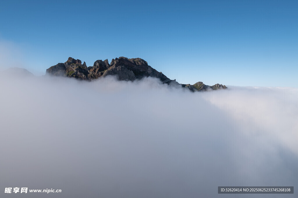 云海中的巍峨山峰