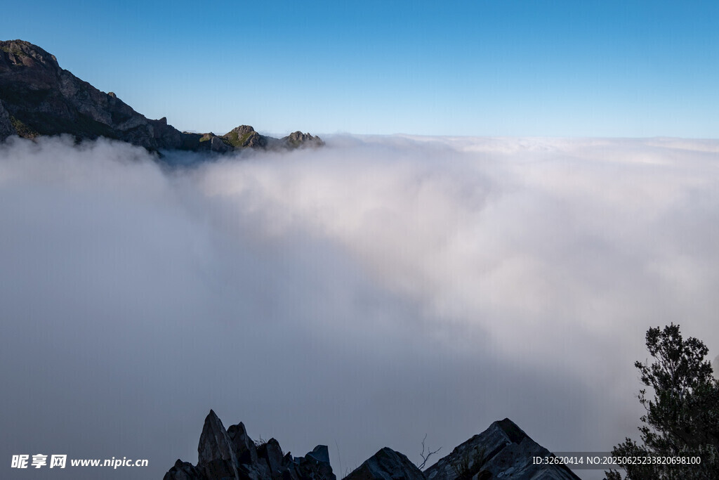 云海中的山峦美景