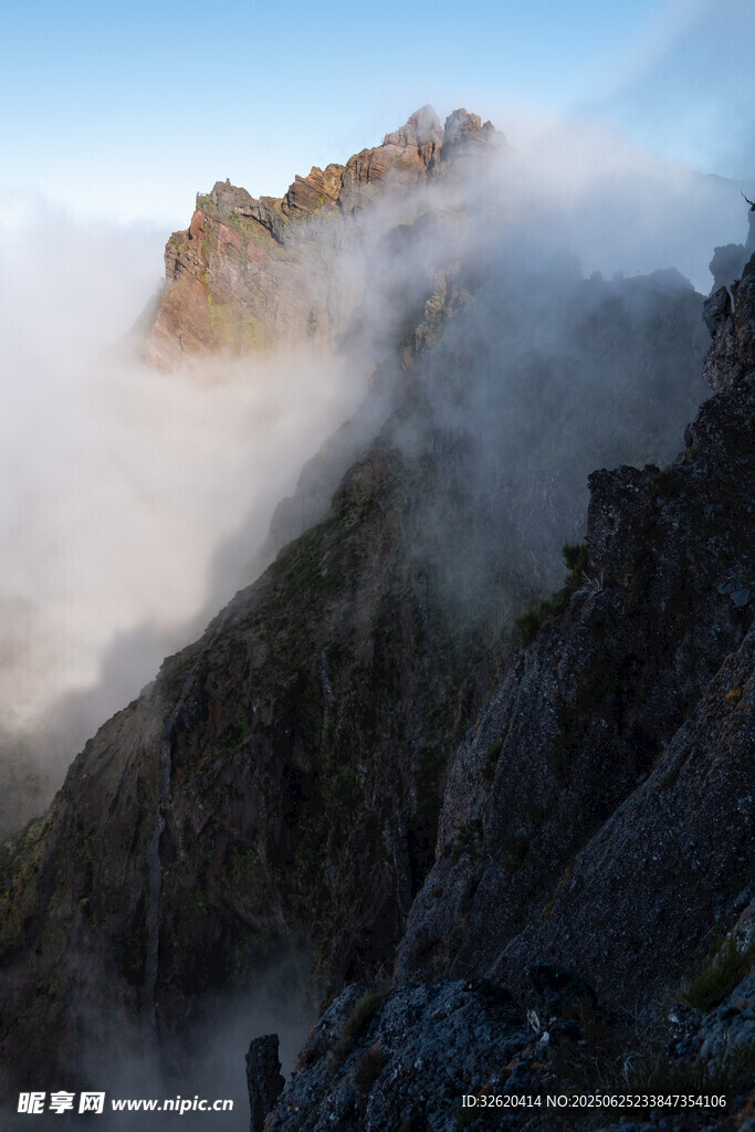 云雾缭绕的壮丽山峰