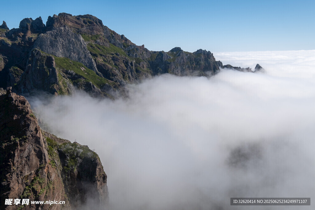 云雾缭绕的壮丽山景