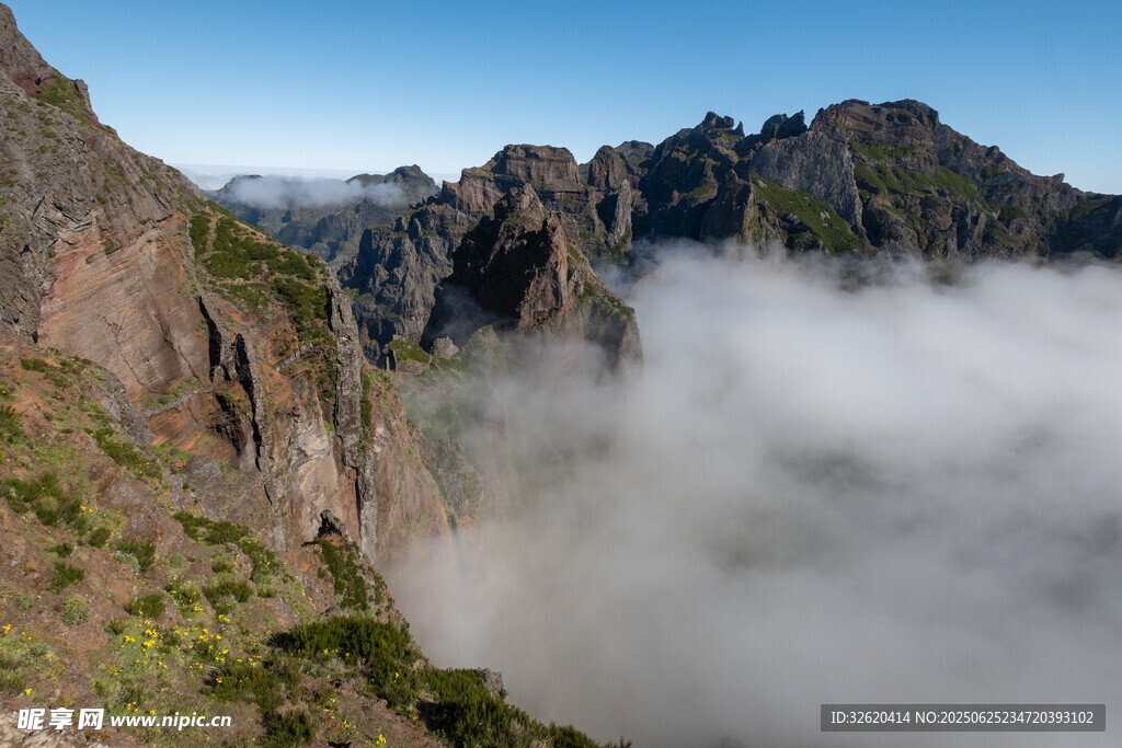 云雾缭绕的壮丽山景