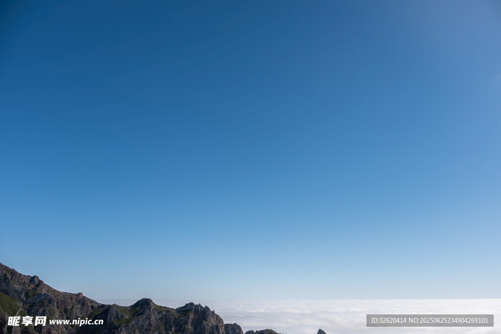 高山云海间的壮丽蓝天