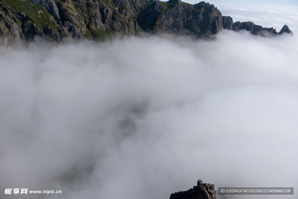 云雾缭绕的壮丽山景